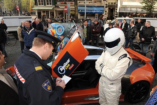 The Stig is in Amsterdam gespot: In zijn Spyker op de bon geslingerd